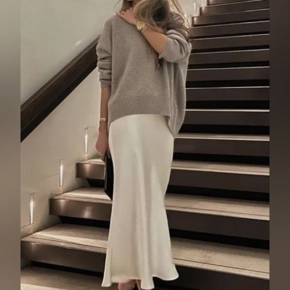 NWT Trendy satin A-Line Midi Skirt Size‎ Medium Champagne Color Lined - Picture 2 of 5